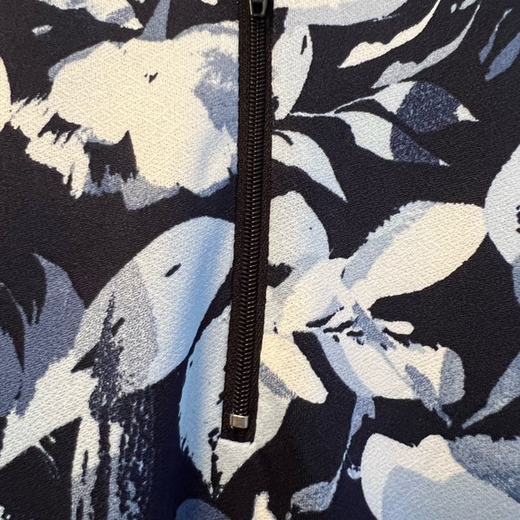 LC by LAURA CRUZ 2X BLUE & WHITE ZIP NECKLINE SHORT SLEEVE TOP - Picture 5 of 8